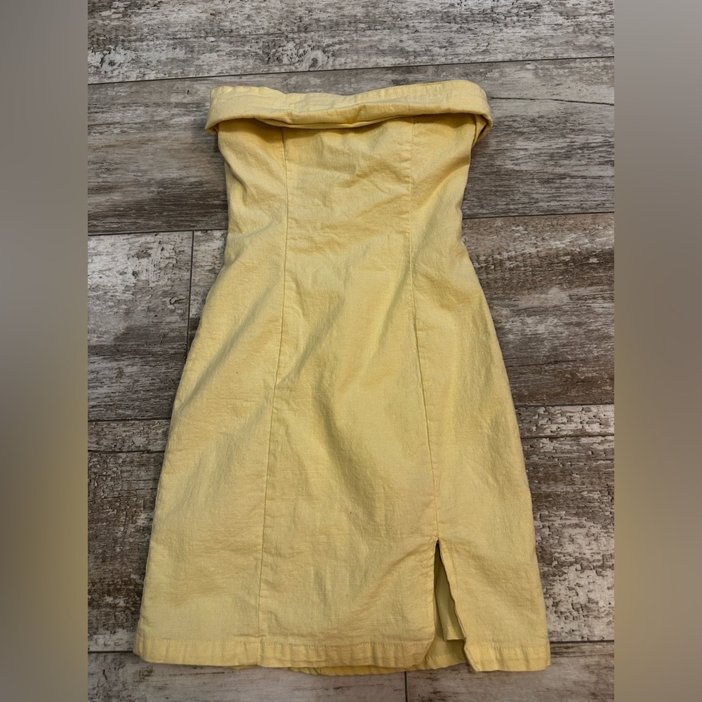 THATS SO FETCH✨✨ Elegant Yellow Strapless Dress